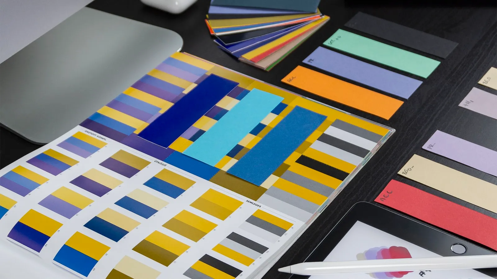 Nuancier et échantillons de couleurs étalés sur un bureau de designer pendant la construction d'une identité de marque