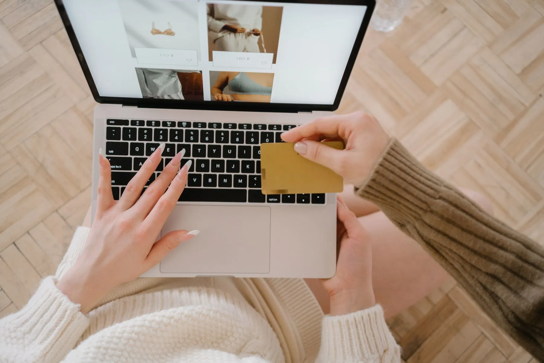 Résultats produits d'une boutique en ligne affichés sur l'écran d'un ordinateur portable