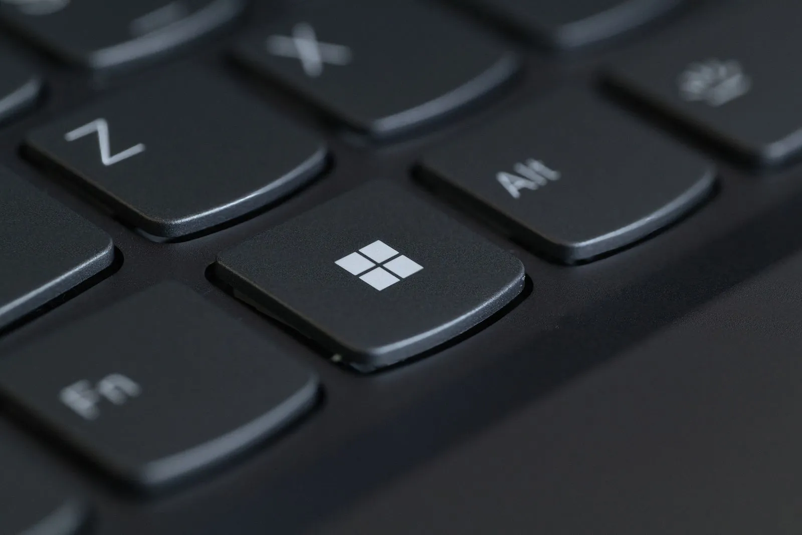 Gros plan sur la touche Windows d'un clavier d'ordinateur portable noir