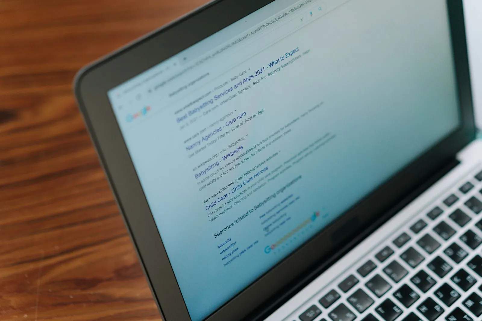 Écran d'ordinateur portable affichant une page de résultats Google avec ses recherches associées en bas de page